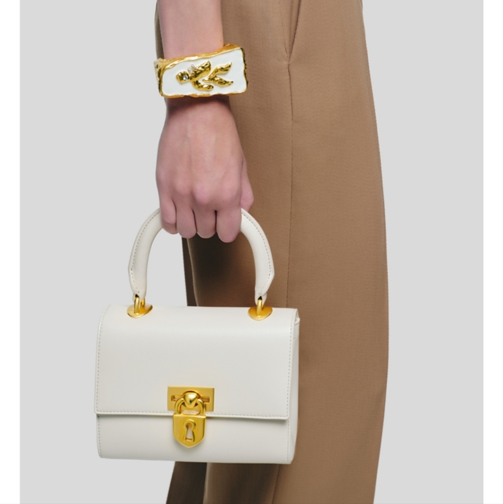 🌹🌹Schiaparelli Ecru Leather BIJOUX SECRET BAG.